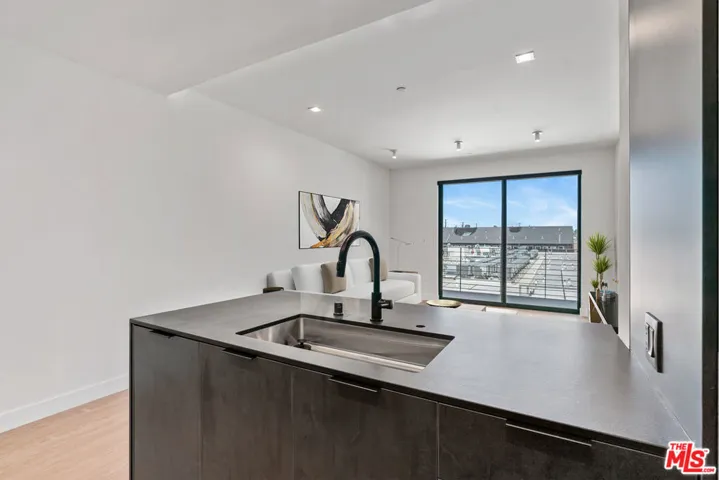 3688 Overland Avenue 701, Los Angeles, California 90034 — photo 4