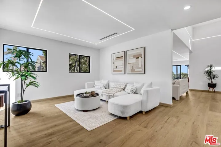 11404 Biona Drive, Los Angeles, California 90066 — photo 4