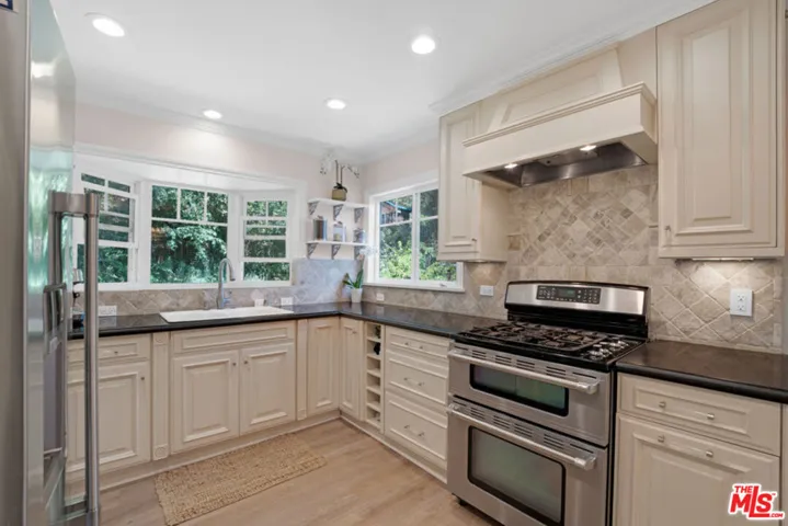 10431 Scenario Lane, Los Angeles, California 90077 — photo 4