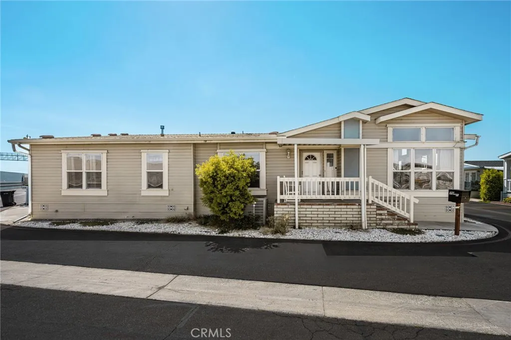 Large front porch w/ Bench. Large front porch w/ Bench.