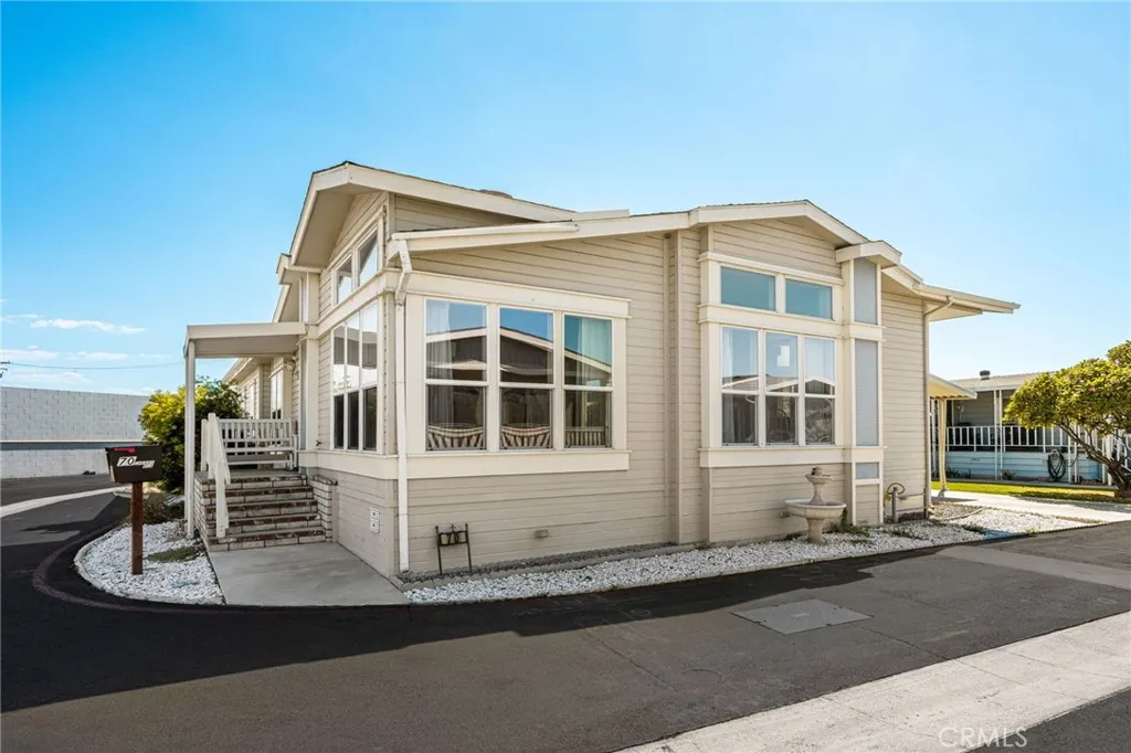 Large windows bring in plenty of Natural Light. Large windows bring in plenty of Natural Light.