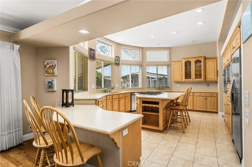 Huge Kitchen with lots of Flexible Seating. Huge Kitchen with lots of Flexible Seating.