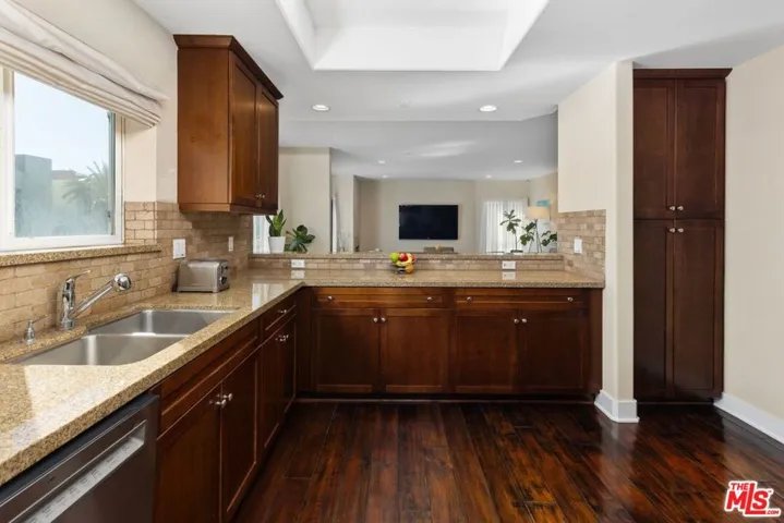 7249 Franklin Avenue 401, Los Angeles, California 90046 — photo 5