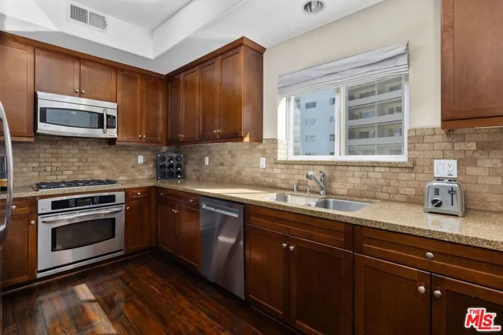 7249 Franklin Avenue 401, Los Angeles, California 90046 — photo 4