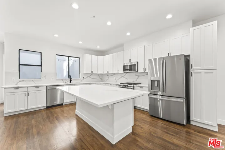 2646 Rinconia Drive, Los Angeles, California 90068 — photo 4