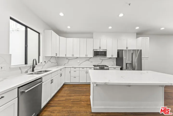2646 Rinconia Drive, Los Angeles, California 90068 — photo 5
