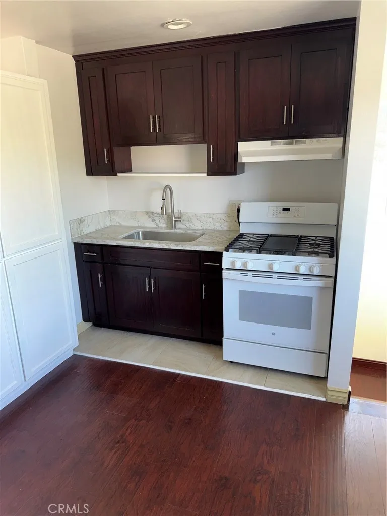 Kitchen Fitted with Gas Oven and Stove Top.