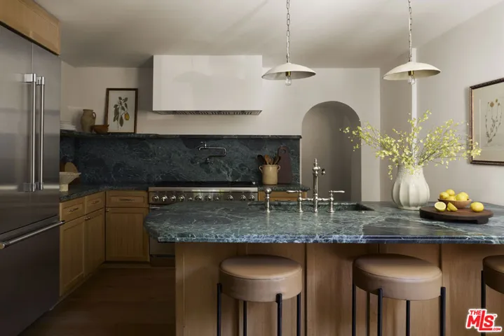 8334 Kirkwood Drive, Los Angeles, California 90046 — photo 5