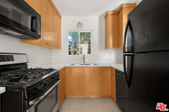 6915 De Longpre Avenue, Los Angeles, California 90028 — photo 5