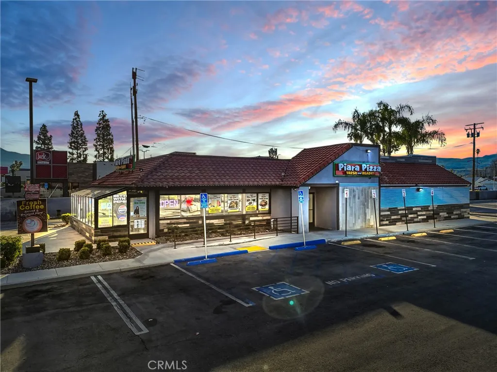Freestanding Drive-Thru Restaurant Freestanding Drive-Thru Restaurant
