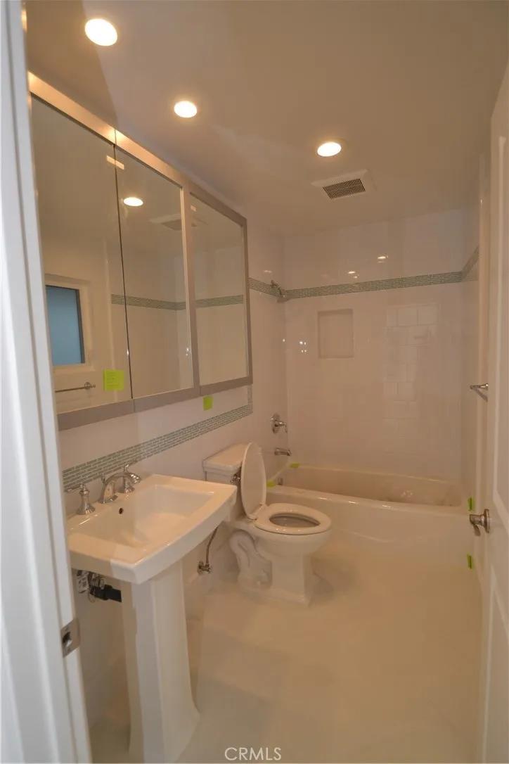 Front bathroom Front bathroom