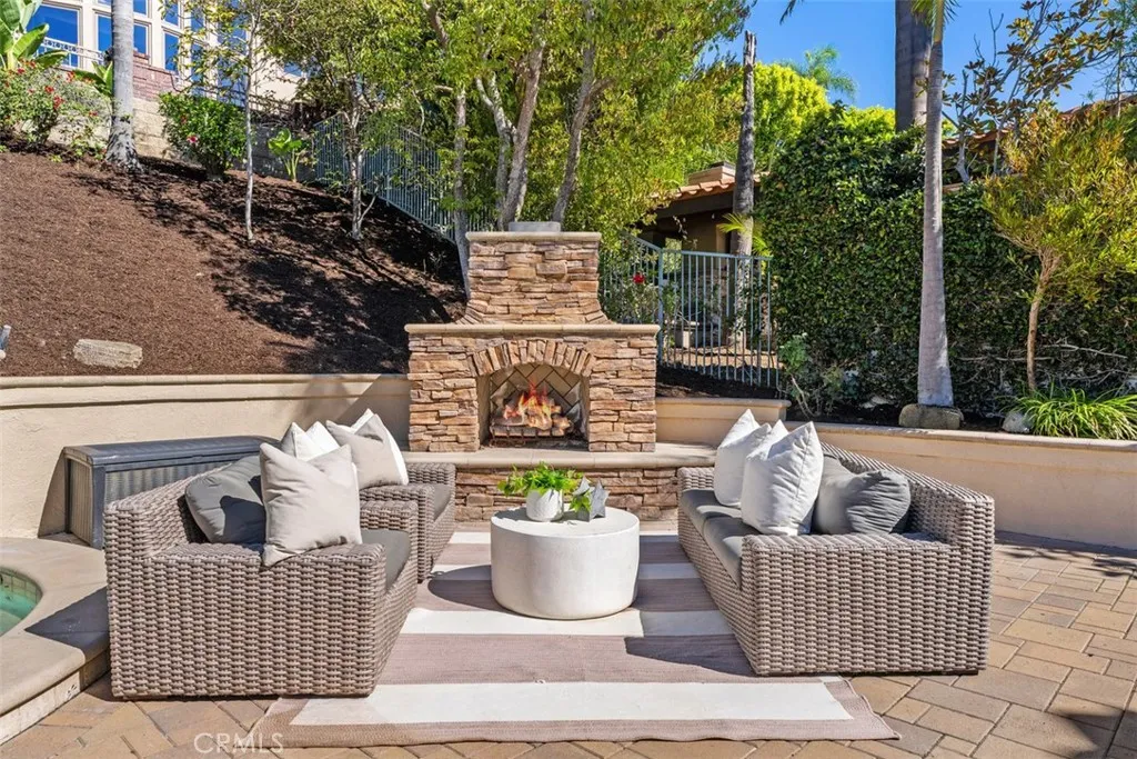 Fireplace has virtual fire