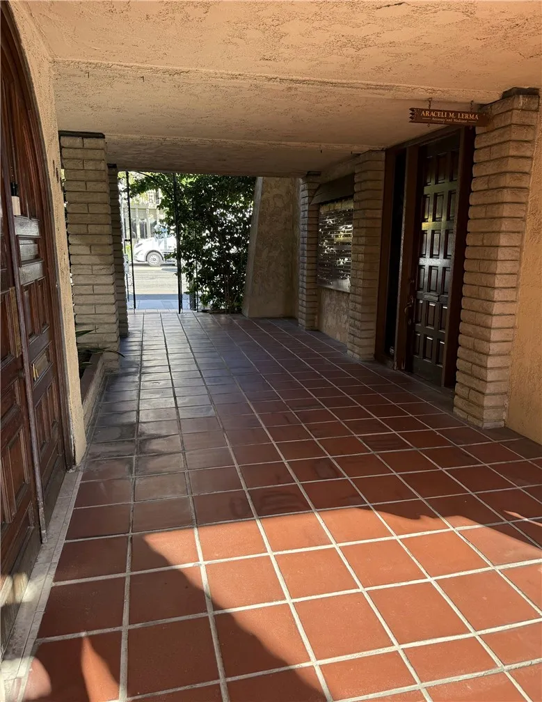 Walkway to units