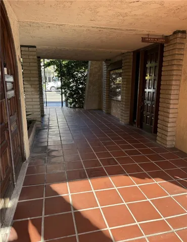 Walkway to units