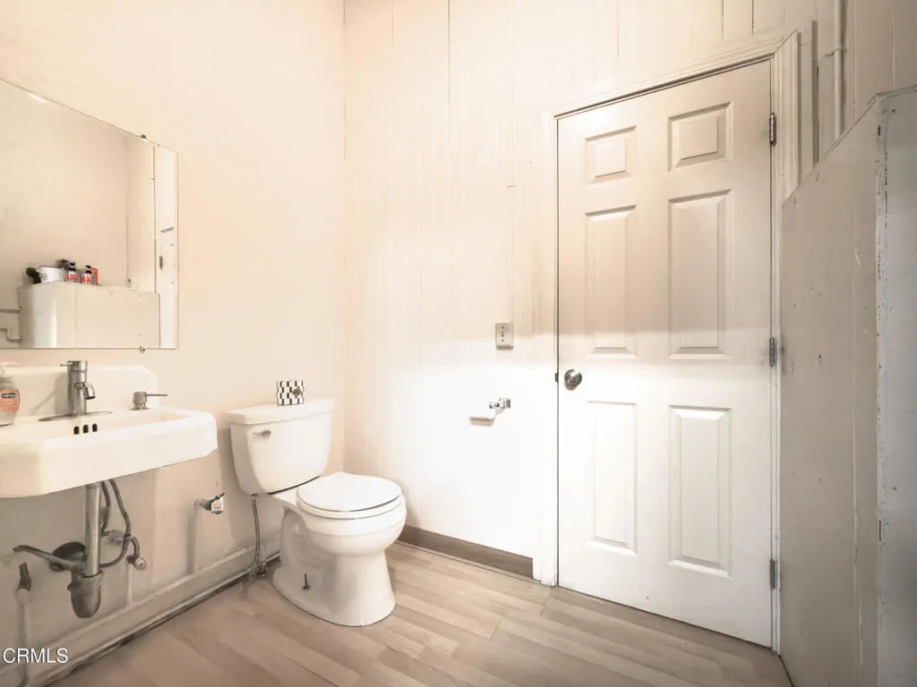 bathroom bathroom