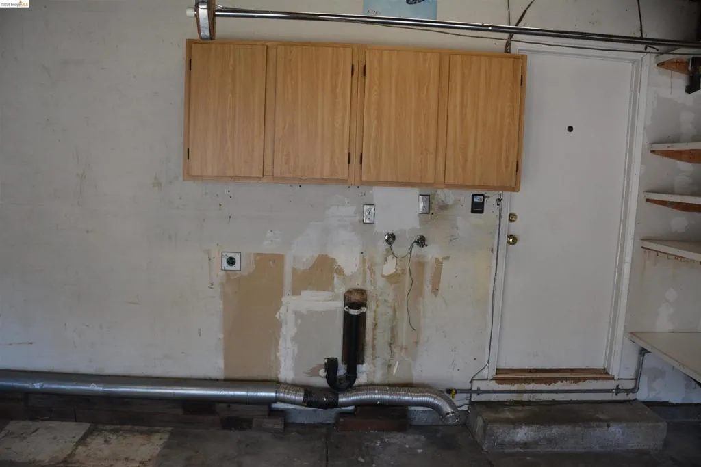 Garage laundry area with gas and electric hook-ups