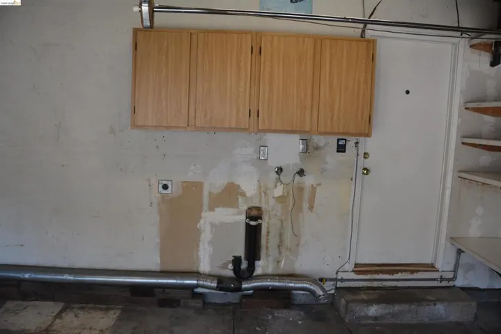 Garage laundry area with gas and electric hook-ups