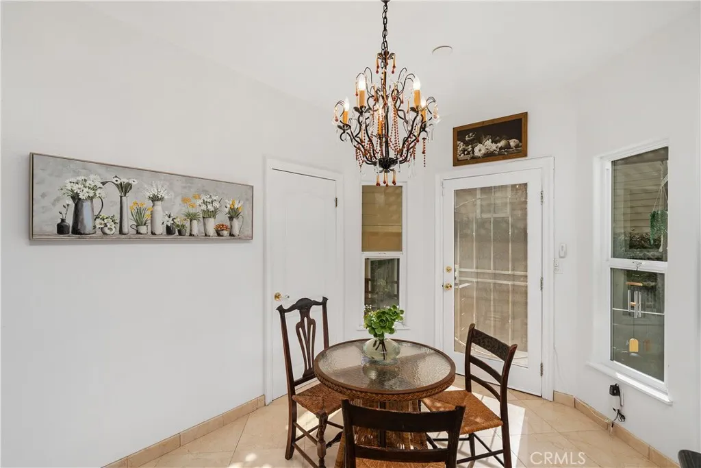 Kitchen eating area