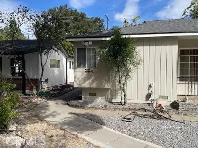 entry to the unit from side walkway