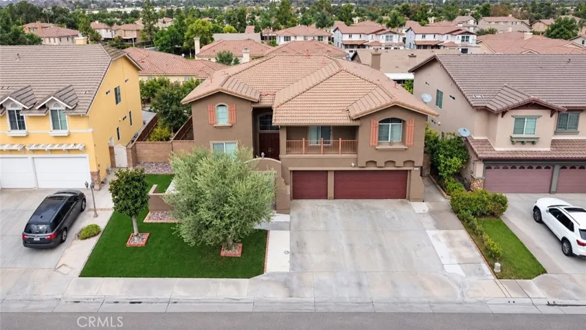 Front Exterior & Driveway