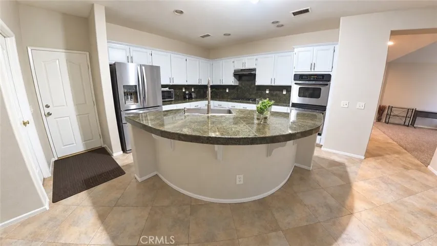 Kitchen Island & Breakfast Bar