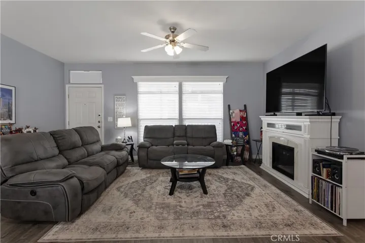 Living Room/Entry