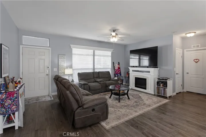 Living Room/Entry