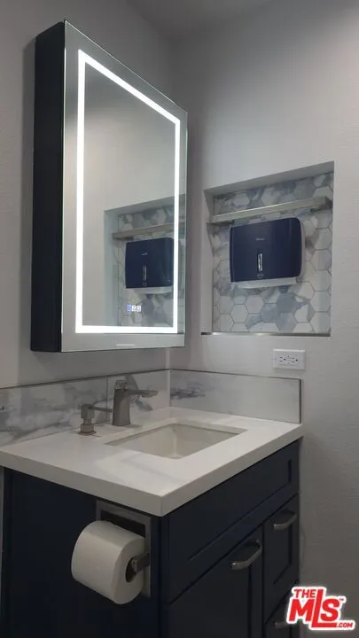 Center Hall Bathroom