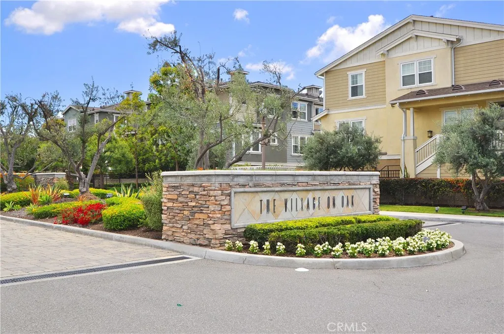This property is located in " The Village On Oak ", the most sought after community in South Bay This property is located in " The Village On Oak ", the most sought after community in South Bay