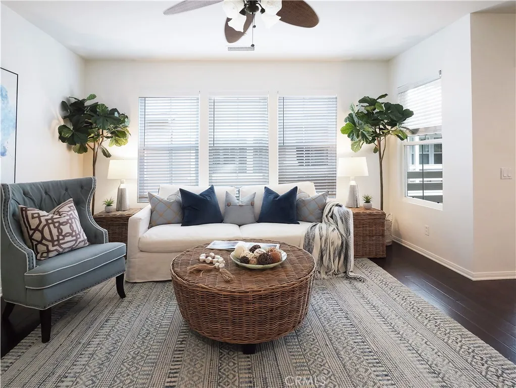 Expansive windows and rich natural light Expansive windows and rich natural light