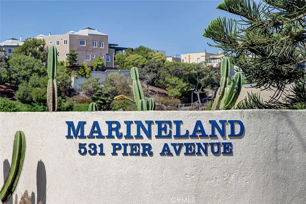 Exceptional location steps from restaurants and shops, and tucked into a wonderful neighborhood.