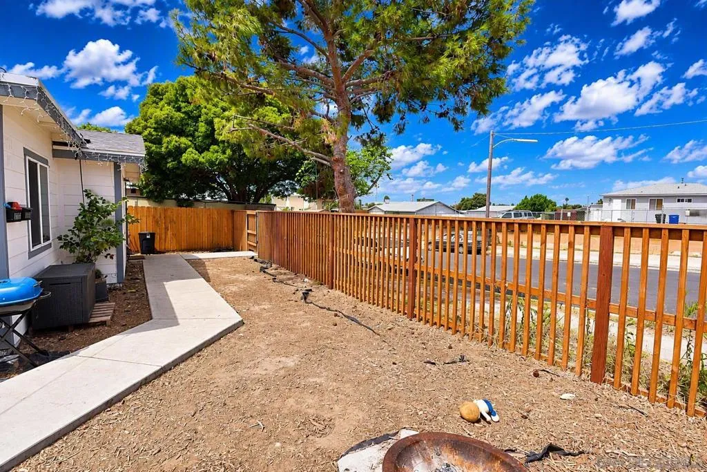 YARD FOR DETACHED HOUSE