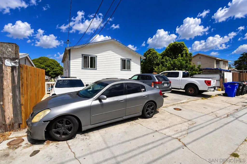 GIANT ALLEY WITH ACCESS TO BACK UNITS AND 5 PARKING SPACES