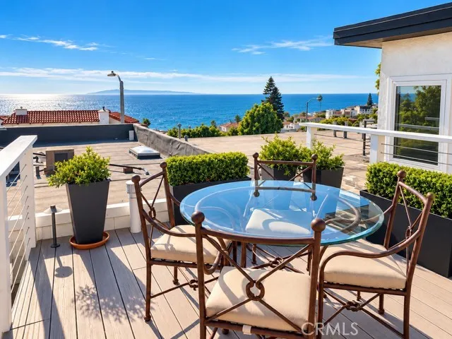 This deck is located just up the stairs from the garden.