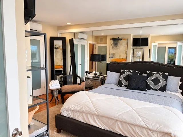 Bed linens and towels are supplied.
