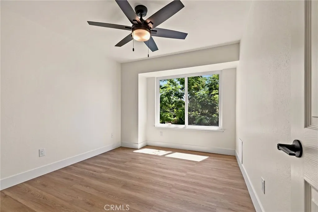 Bright Bedroom with Treetop Views Bright Bedroom with Treetop Views