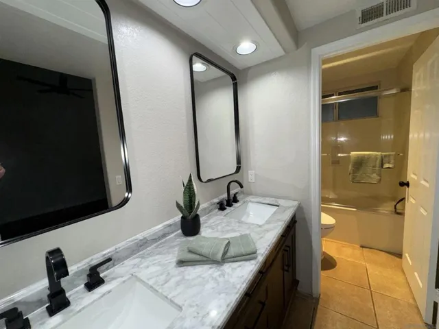 Primary bath with a shower/tub combo.