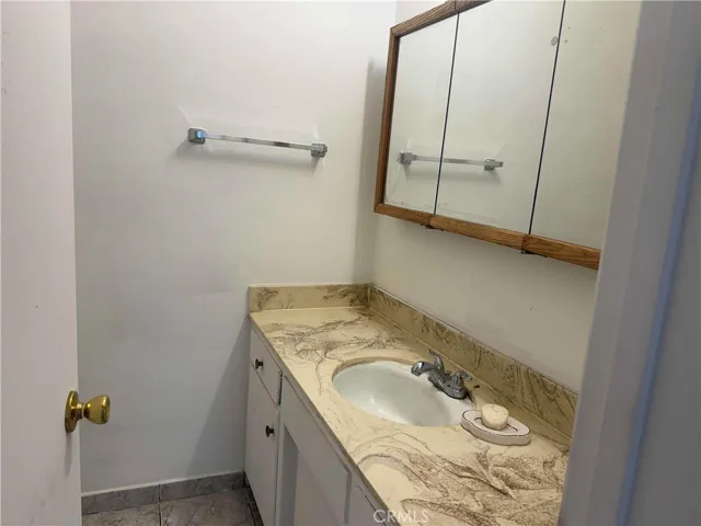 downstairs 1/2 bath