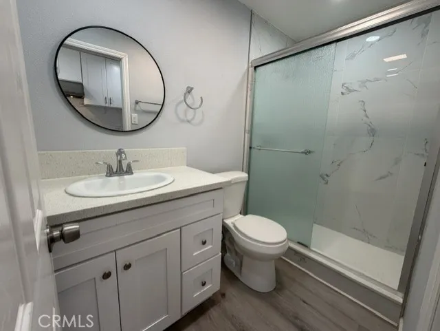 Bathroom w/ walk in shower