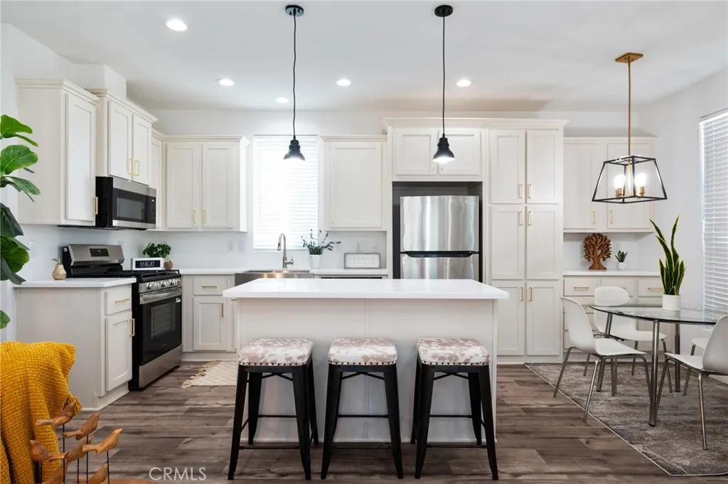 Fridge, Stove, Dishwasher, & Microwave included Fridge, Stove, Dishwasher, & Microwave included