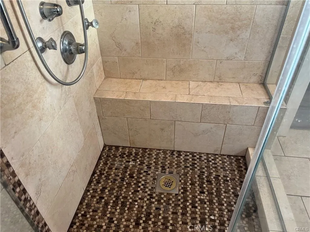 Large Shower with bench seat Large Shower with bench seat