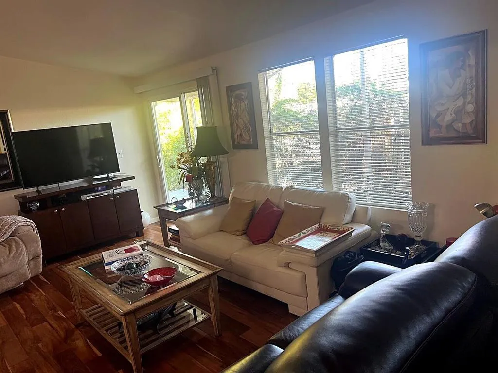 16-living-room-c 16-living-room-c