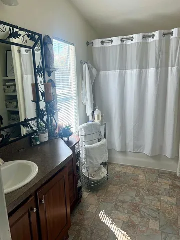09-master-bath-b