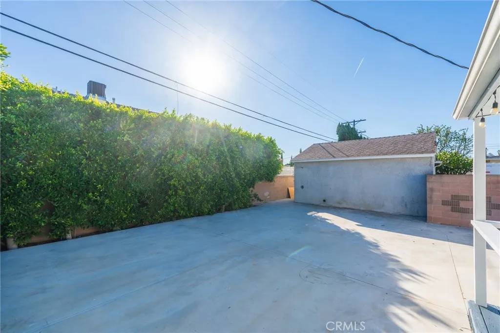 Private backyard with Outdoor Shower - Original