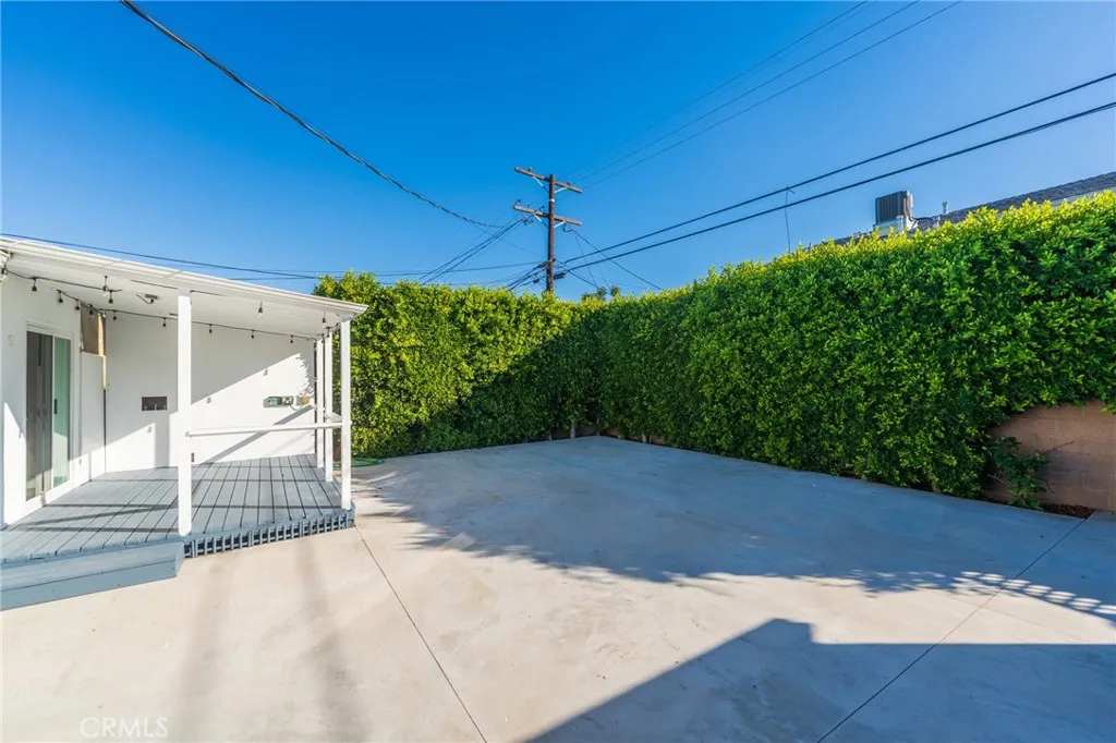 Private backyard with Outdoor Shower - Original