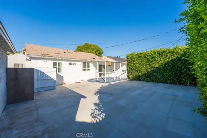 Private backyard with Outdoor Shower - Original