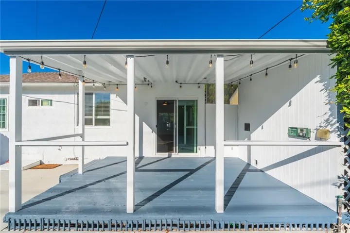 Private backyard with Outdoor Shower - Original