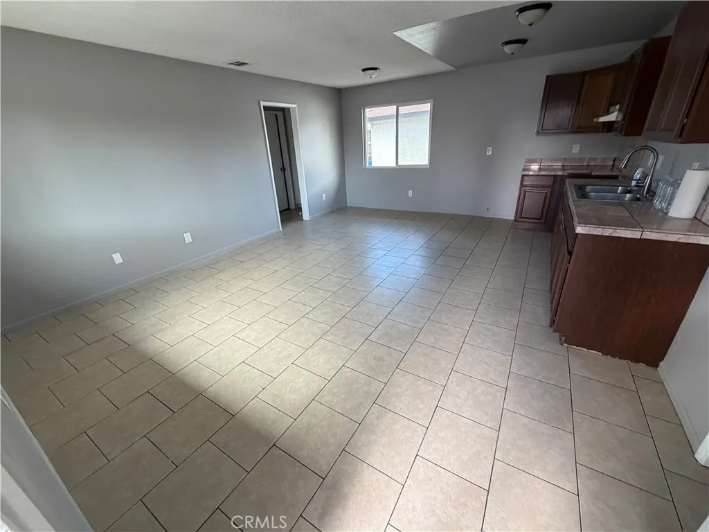 KITCHEN/LIVING ROOM KITCHEN/LIVING ROOM