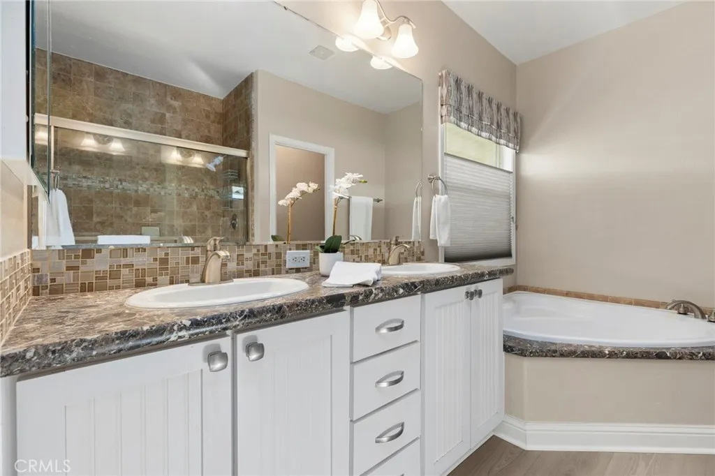 Dual sinks in primary bath