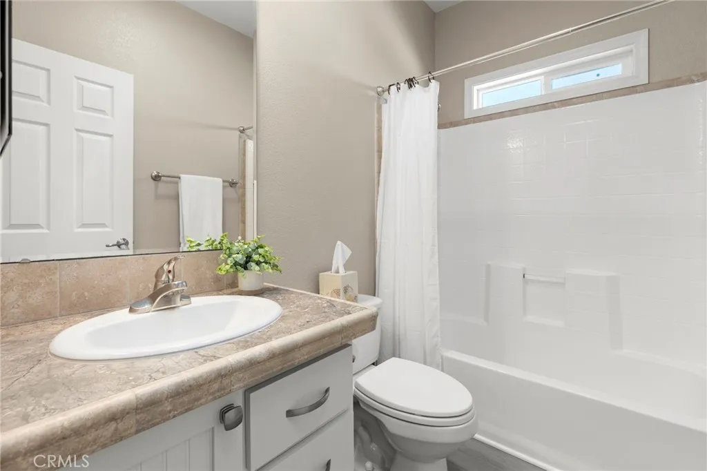 Secondary bath with tub in shower